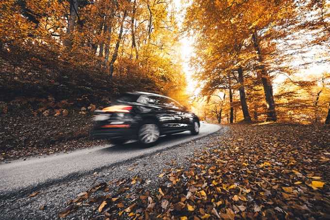 Auto im feuchten Herbst