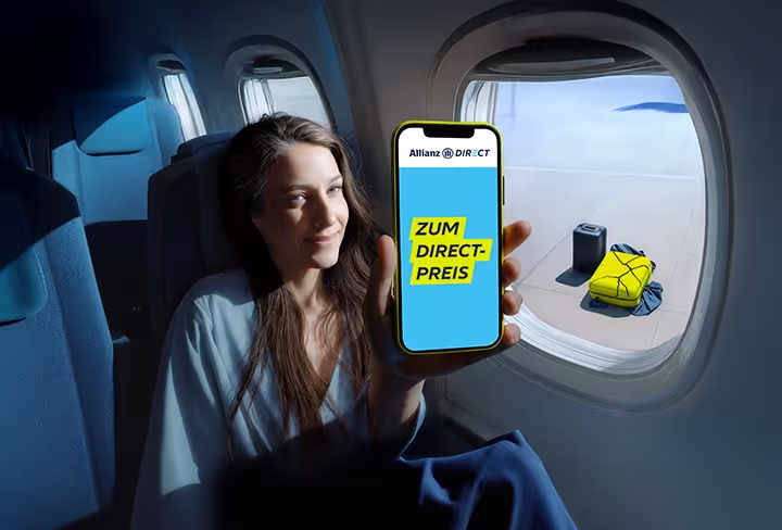 Allianz Direct Reiseversicherung Frau im Flugzeug