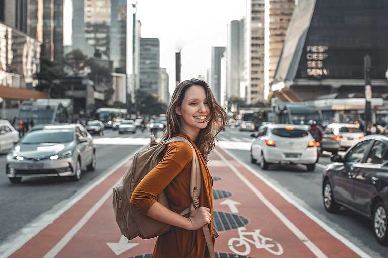 Frau auf Städtereise Reiseversicherung