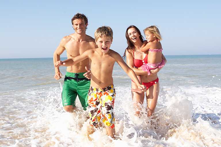 Allianz Direct Reiseversicherung - Familie am Strand